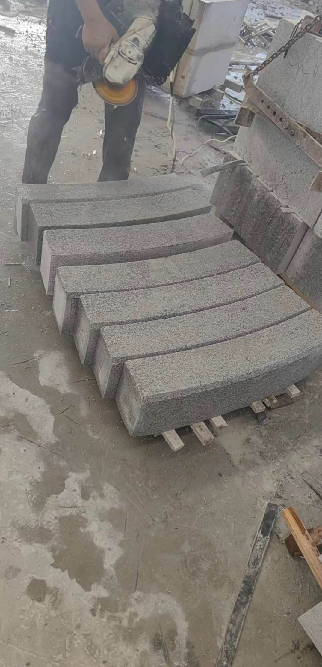安顺芝麻白弧形路牙石