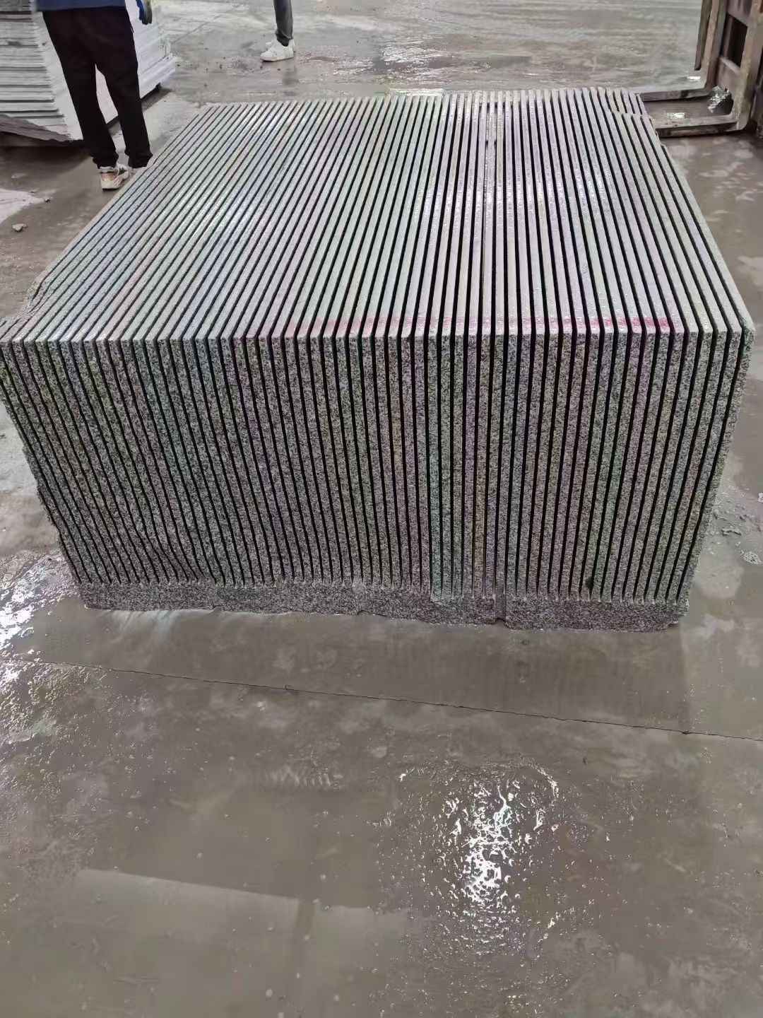 安顺芝麻白毛板荒料切割