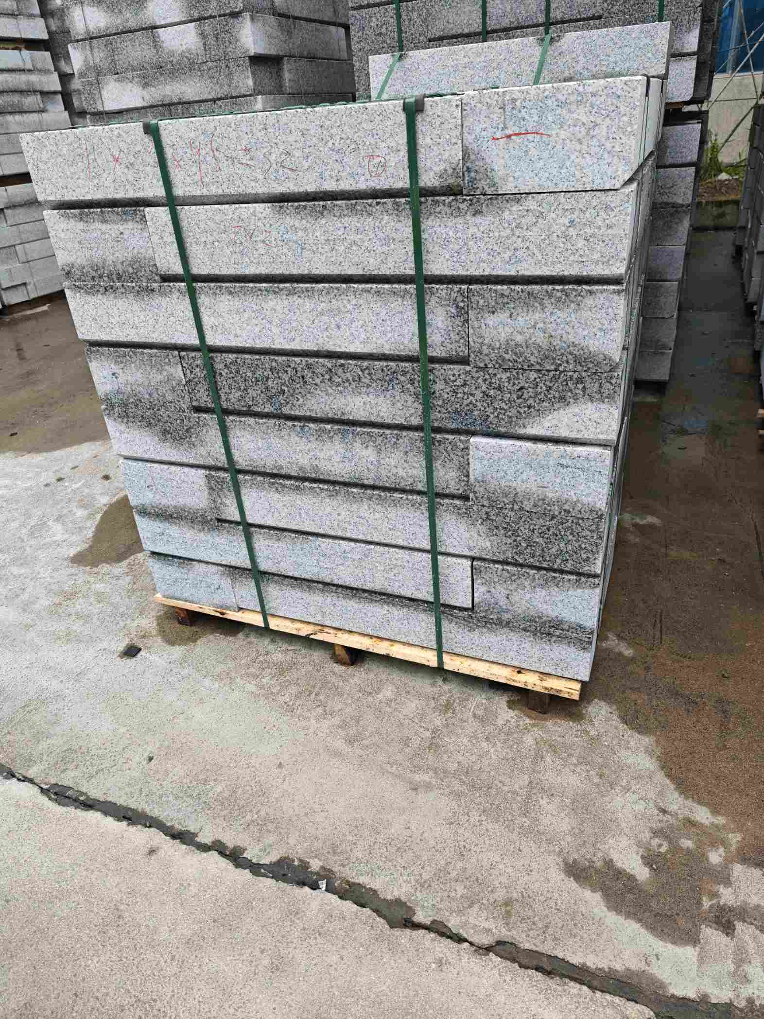 安顺芙蓉白路牙石，马路牙子